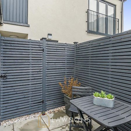 Central Living By Lawsons Windsor Exterior photo